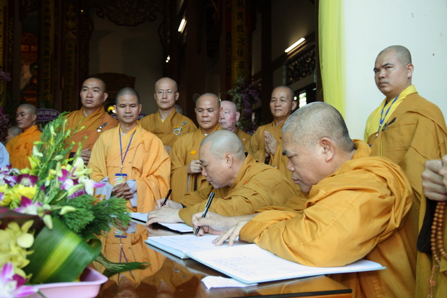 Chùm ảnh: Các đoàn viếng tang lễ HT. Thích Minh Châu sáng 03/09/2012