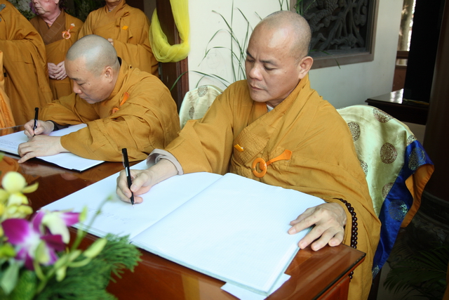 Chùm ảnh: Các đoàn viếng tang lễ HT. Thích Minh Châu sáng 03/09/2012