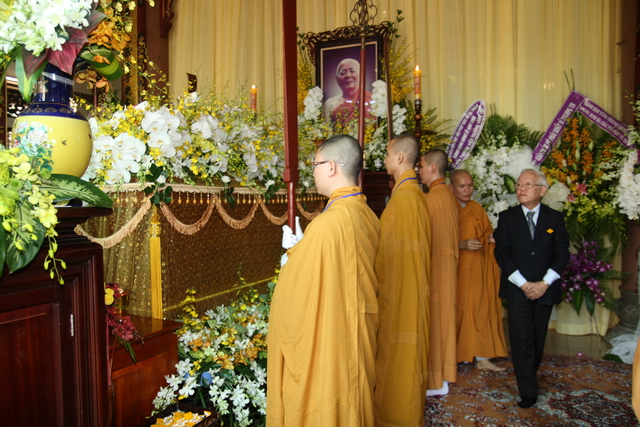 Chùm ảnh: Các đoàn viếng tang lễ HT. Thích Minh Châu sáng 03/09/2012