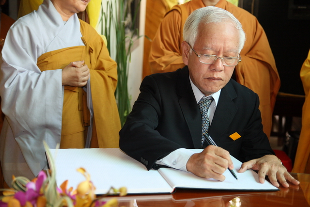 Chùm ảnh: Các đoàn viếng tang lễ HT. Thích Minh Châu sáng 03/09/2012