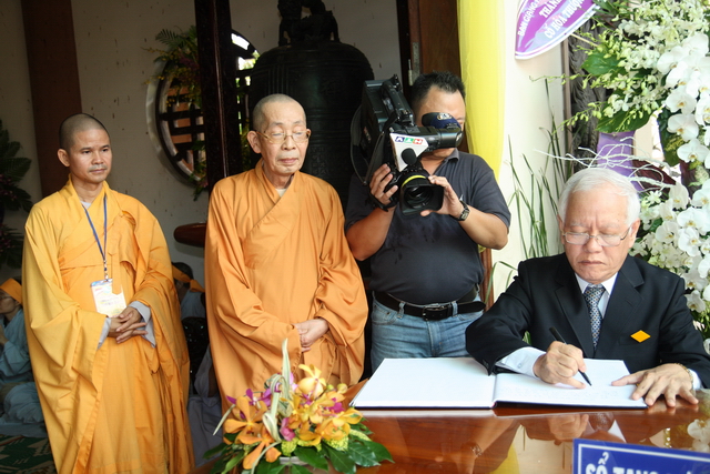 Chùm ảnh: Các đoàn viếng tang lễ HT. Thích Minh Châu sáng 03/09/2012