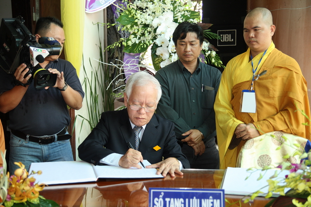 Chùm ảnh: Các đoàn viếng tang lễ HT. Thích Minh Châu sáng 03/09/2012