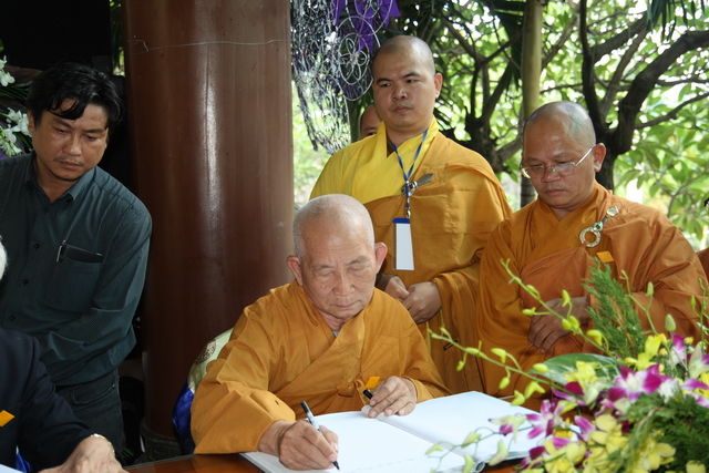 Chùm ảnh: Các đoàn viếng tang lễ HT. Thích Minh Châu sáng 03/09/2012