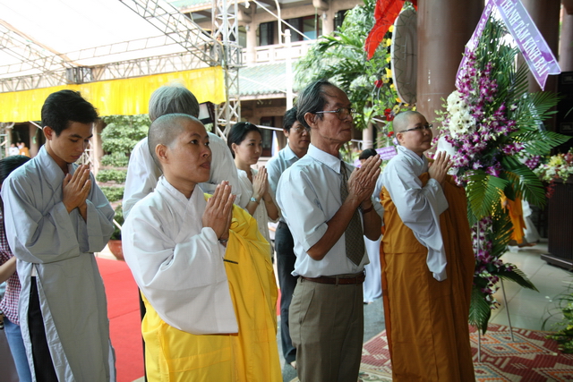 Chùm ảnh: Các đoàn viếng tang lễ HT. Thích Minh Châu sáng 03/09/2012