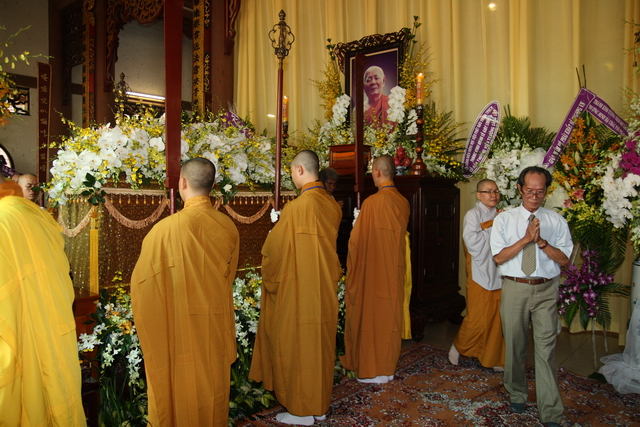 Chùm ảnh: Các đoàn viếng tang lễ HT. Thích Minh Châu sáng 03/09/2012