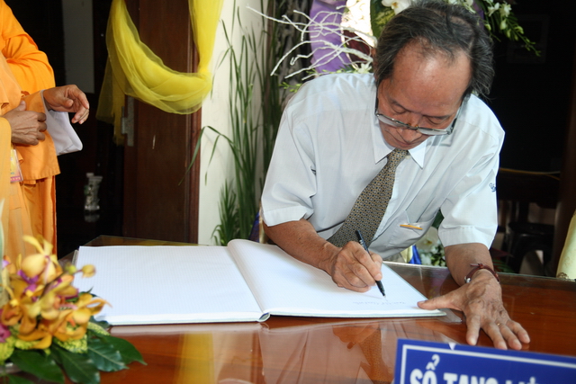 Chùm ảnh: Các đoàn viếng tang lễ HT. Thích Minh Châu sáng 03/09/2012