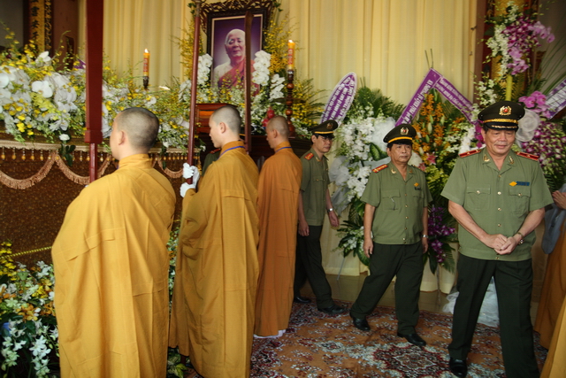Chùm ảnh: Các đoàn viếng tang lễ HT. Thích Minh Châu sáng 03/09/2012