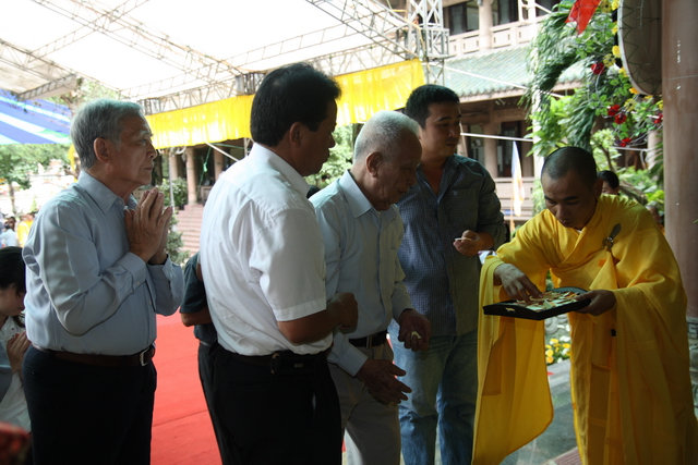 Chùm ảnh: Các đoàn viếng tang lễ HT. Thích Minh Châu sáng 03/09/2012