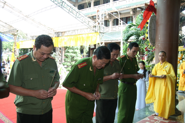 Chùm ảnh: Các đoàn viếng tang lễ HT. Thích Minh Châu sáng 03/09/2012