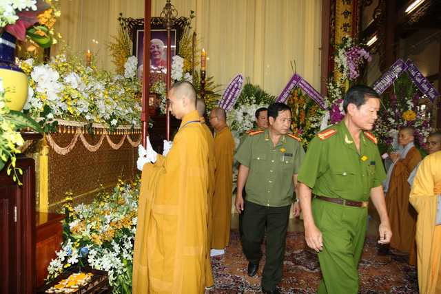 Chùm ảnh: Các đoàn viếng tang lễ HT. Thích Minh Châu sáng 03/09/2012