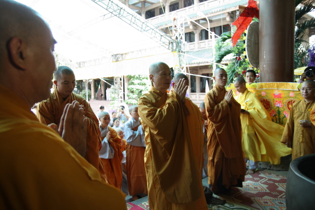 Chùm ảnh: Các đoàn viếng tang lễ HT. Thích Minh Châu sáng 03/09/2012