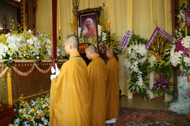 Chùm ảnh: Các đoàn viếng tang lễ HT. Thích Minh Châu sáng 03/09/2012