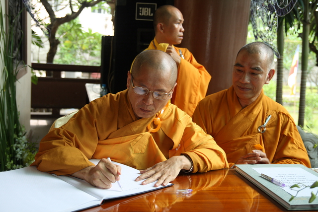 Chùm ảnh: Các đoàn viếng tang lễ HT. Thích Minh Châu sáng 03/09/2012