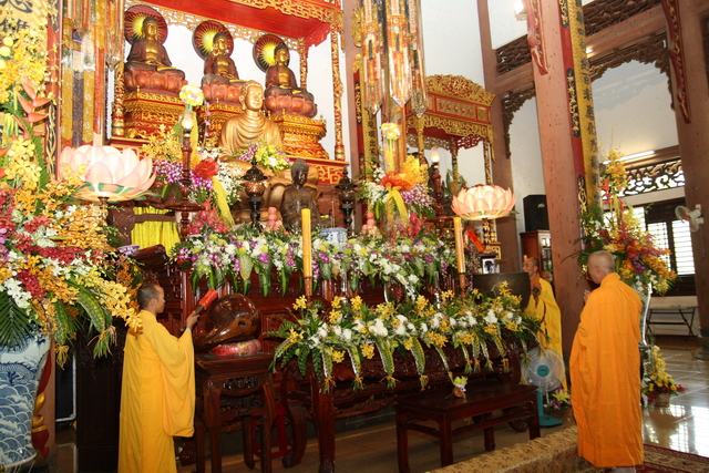 Chùm ảnh: Các đoàn viếng tang lễ HT. Thích Minh Châu sáng 03/09/2012