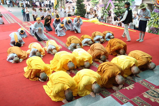 Chùm ảnh: Các đoàn viếng tang lễ HT. Thích Minh Châu sáng 03/09/2012