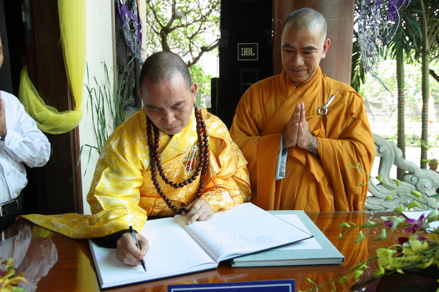 Chùm ảnh: Các đoàn viếng tang lễ HT. Thích Minh Châu sáng 03/09/2012