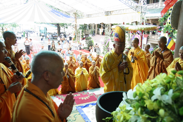 Chùm ảnh: Các đoàn viếng tang lễ HT. Thích Minh Châu sáng 03/09/2012