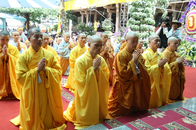 Chùm ảnh: Các đoàn viếng tang lễ HT. Thích Minh Châu sáng 03/09/2012