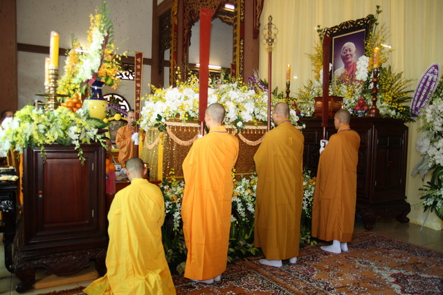 Chùm ảnh: Các đoàn viếng tang lễ HT. Thích Minh Châu sáng 03/09/2012