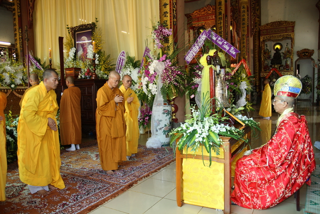 Chùm ảnh: Các đoàn viếng tang lễ HT. Thích Minh Châu sáng 03/09/2012