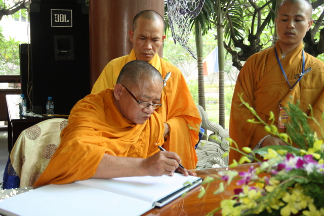 Chùm ảnh: Các đoàn viếng tang lễ HT. Thích Minh Châu sáng 03/09/2012