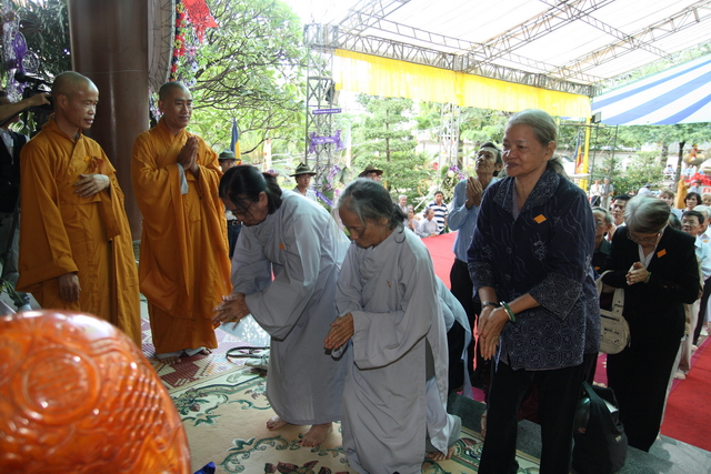 Chùm ảnh: Các đoàn viếng tang lễ HT. Thích Minh Châu sáng 03/09/2012