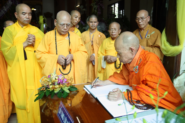 Chùm ảnh: Các đoàn viếng tang lễ HT. Thích Minh Châu - Chiều 03/09/2012