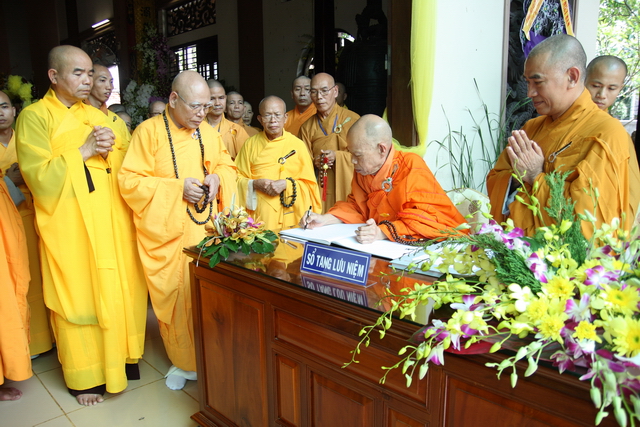 Chùm ảnh: Các đoàn viếng tang lễ HT. Thích Minh Châu - Chiều 03/09/2012