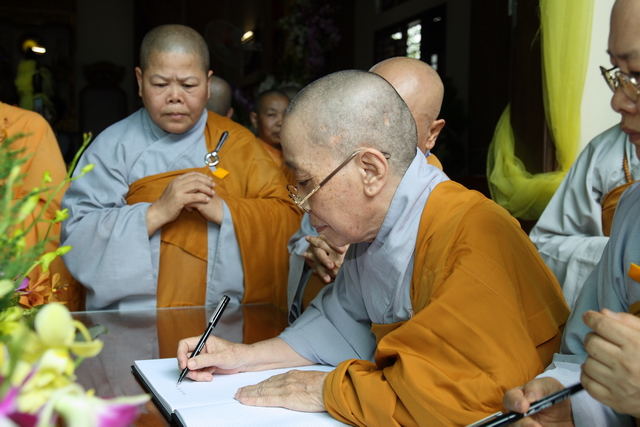 Chùm ảnh: Các đoàn viếng tang lễ HT. Thích Minh Châu - Chiều 03/09/2012