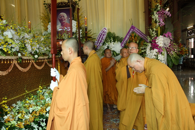 Chùm ảnh: Các đoàn viếng tang lễ HT. Thích Minh Châu - Chiều 03/09/2012