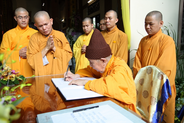 Chùm ảnh: Các đoàn viếng tang lễ HT. Thích Minh Châu - Chiều 03/09/2012