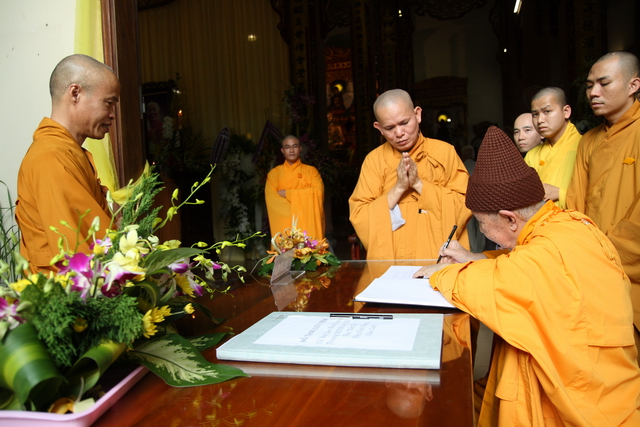 Chùm ảnh: Các đoàn viếng tang lễ HT. Thích Minh Châu - Chiều 03/09/2012