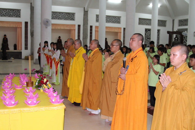 Đồng Tháp: Lung linh đêm thắp nến tri ân và lễ hội hóa trang “Vườn Cổ Tích Phật Giáo”