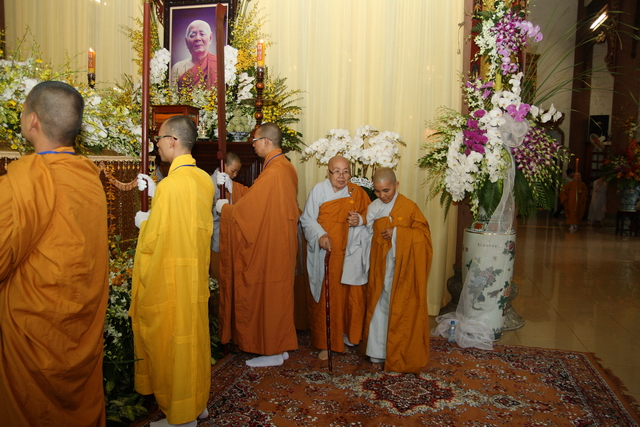Chùm ảnh: Các đoàn viếng tang lễ HT. Thích Minh Châu - Sáng 04/09/2012