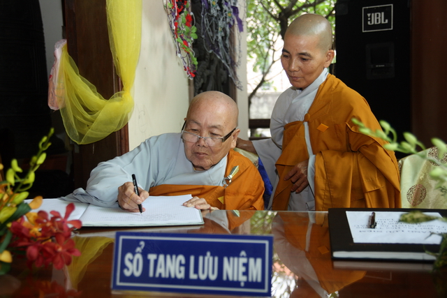 Chùm ảnh: Các đoàn viếng tang lễ HT. Thích Minh Châu - Sáng 04/09/2012