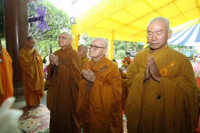 Chùm ảnh: Các đoàn viếng tang lễ HT. Thích Minh Châu - Sáng 04/09/2012