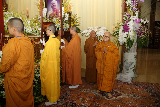 Chùm ảnh: Các đoàn viếng tang lễ HT. Thích Minh Châu - Sáng 04/09/2012