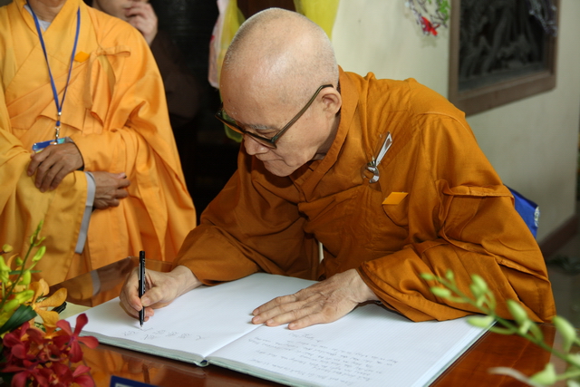 Chùm ảnh: Các đoàn viếng tang lễ HT. Thích Minh Châu - Sáng 04/09/2012