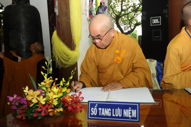 Chùm ảnh: Các đoàn viếng tang lễ HT. Thích Minh Châu - Sáng 04/09/2012