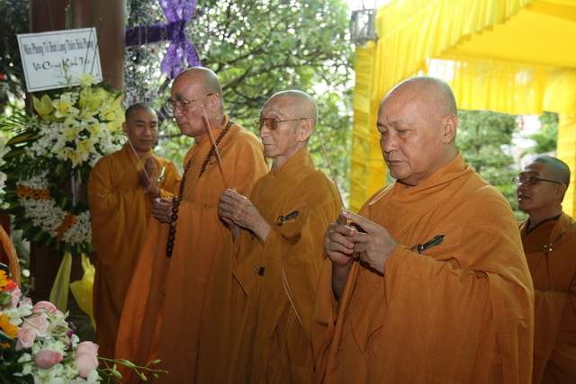 Chùm ảnh: Các đoàn viếng tang lễ HT. Thích Minh Châu - Sáng 04/09/2012