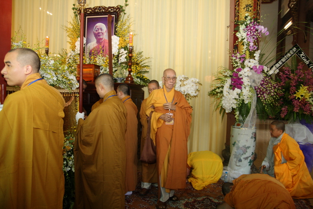 Chùm ảnh: Các đoàn viếng tang lễ HT. Thích Minh Châu - Sáng 04/09/2012
