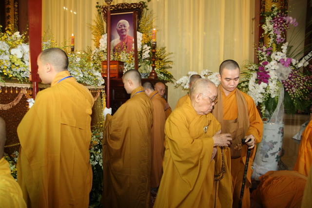Chùm ảnh: Các đoàn viếng tang lễ HT. Thích Minh Châu - Sáng 04/09/2012