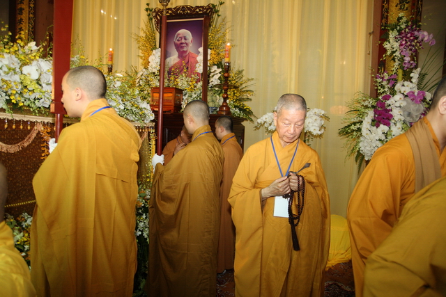 Chùm ảnh: Các đoàn viếng tang lễ HT. Thích Minh Châu - Sáng 04/09/2012