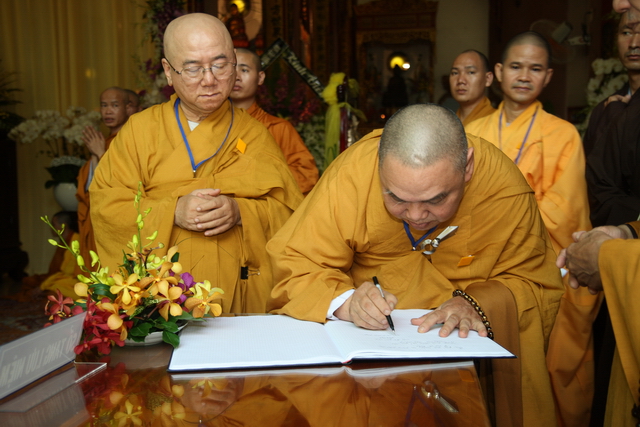 Chùm ảnh: Các đoàn viếng tang lễ HT. Thích Minh Châu - Sáng 04/09/2012