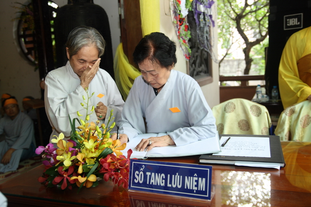 Chùm ảnh: Các đoàn viếng tang lễ HT. Thích Minh Châu - Sáng 04/09/2012