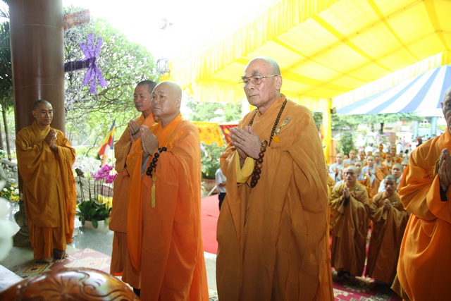 Chùm ảnh: Các đoàn viếng tang lễ HT. Thích Minh Châu - Sáng 04/09/2012
