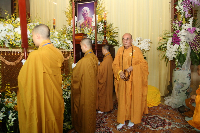 Chùm ảnh: Các đoàn viếng tang lễ HT. Thích Minh Châu - Sáng 04/09/2012