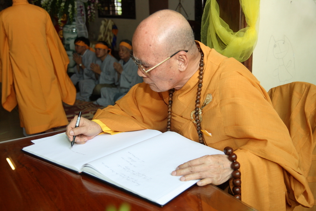 Chùm ảnh: Các đoàn viếng tang lễ HT. Thích Minh Châu - Sáng 04/09/2012