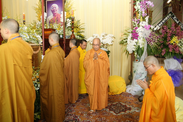 Chùm ảnh: Các đoàn viếng tang lễ HT. Thích Minh Châu - Sáng 04/09/2012