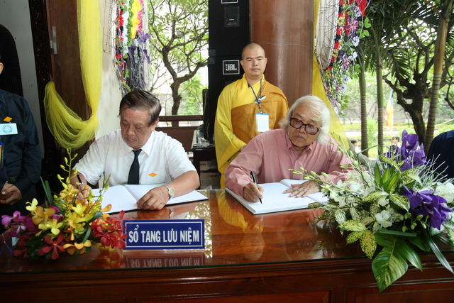 Chùm ảnh: Các đoàn viếng tang lễ HT. Thích Minh Châu - Sáng 04/09/2012
